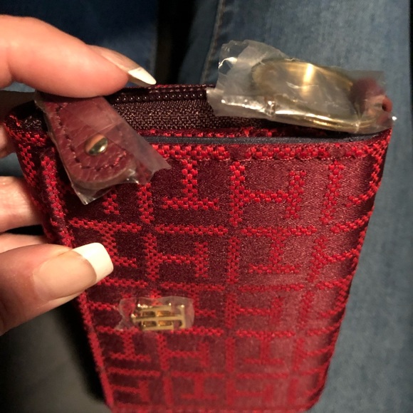 🇺🇸2/$20 Tommy Hilfiger wallet NWT
Or $20 individually - Picture 2 of 7